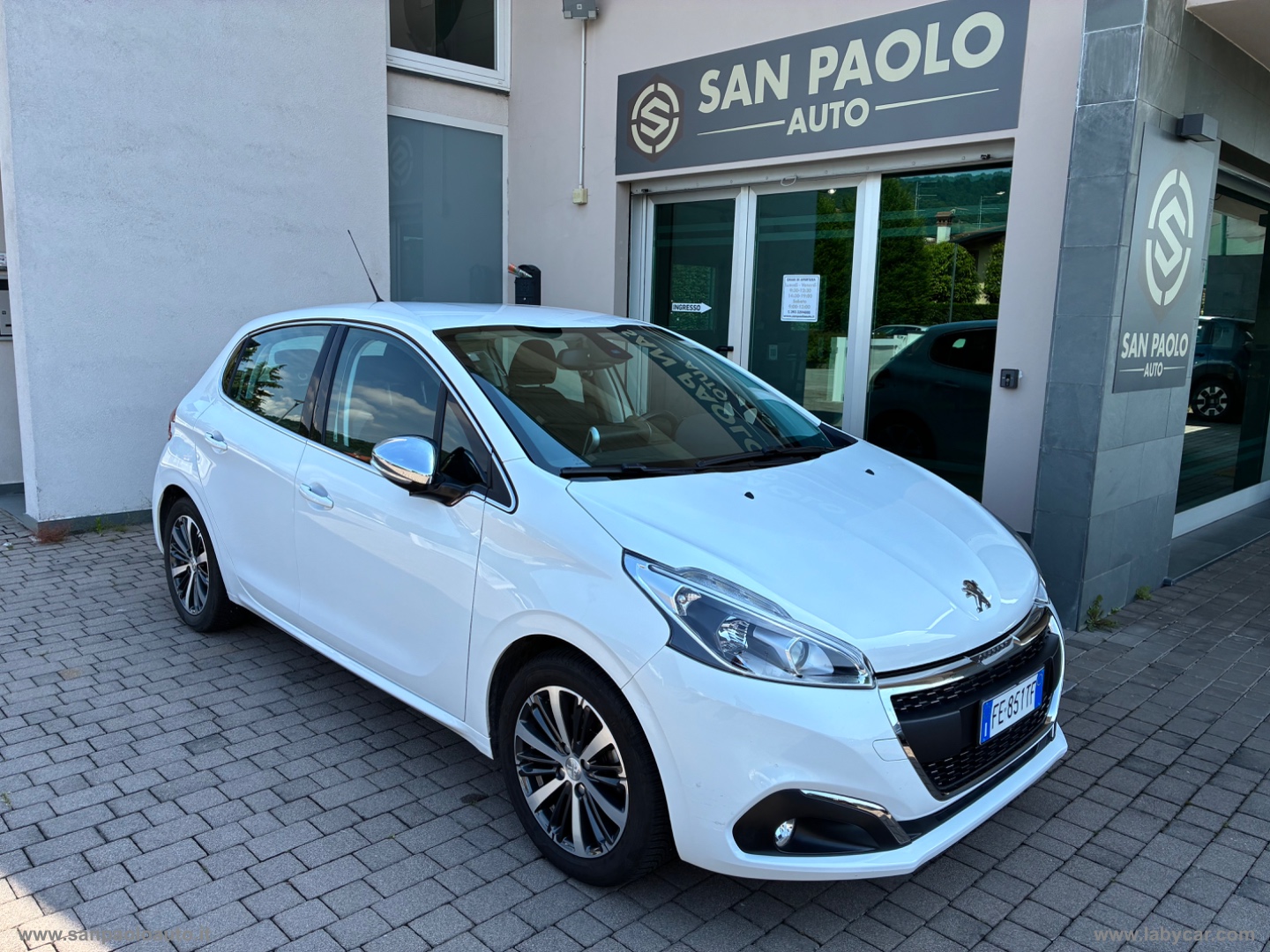 PEUGEOT 208