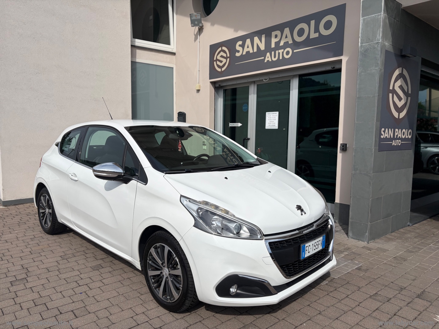 PEUGEOT 208