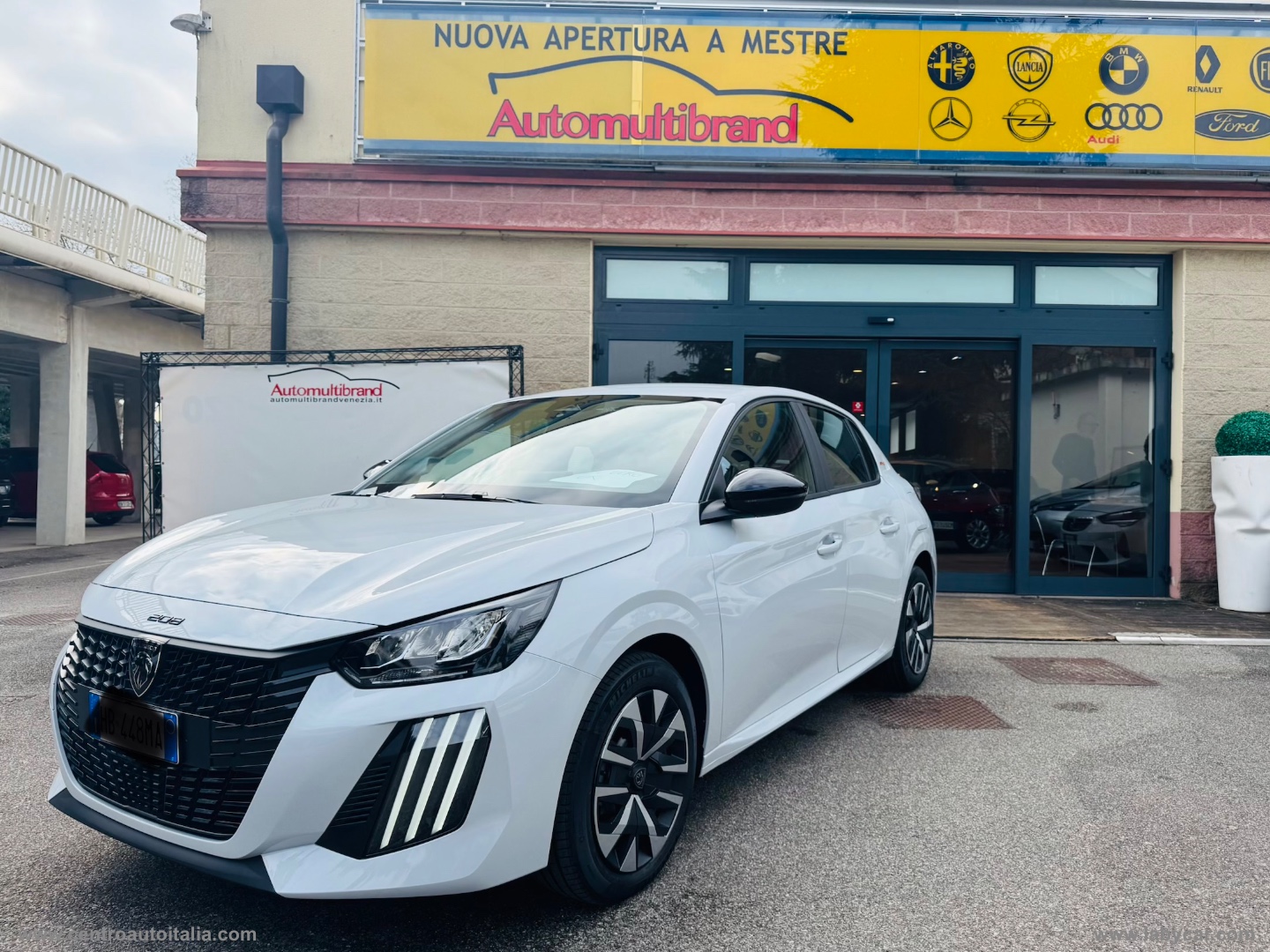 PEUGEOT 208