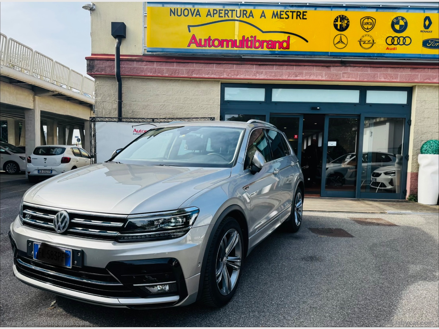 VOLKSWAGEN Tiguan
