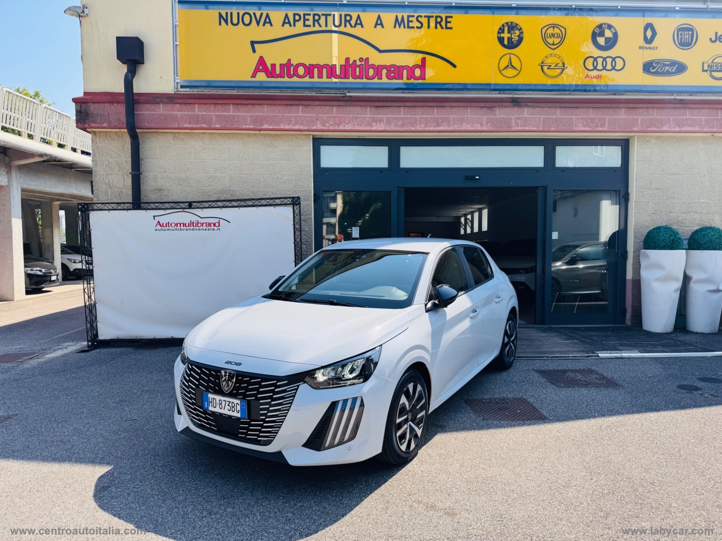 PEUGEOT 208