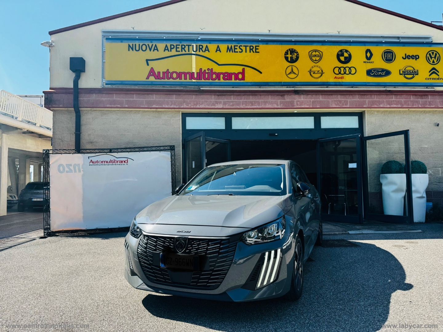 PEUGEOT 208