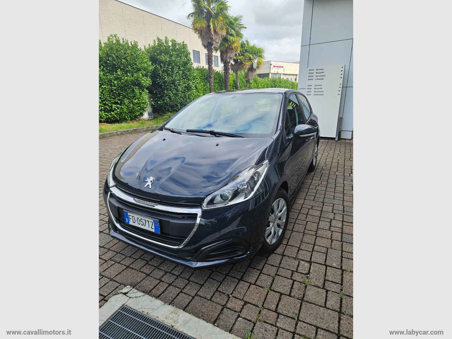 PEUGEOT 208