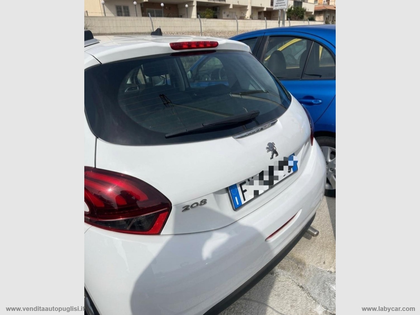 PEUGEOT 208