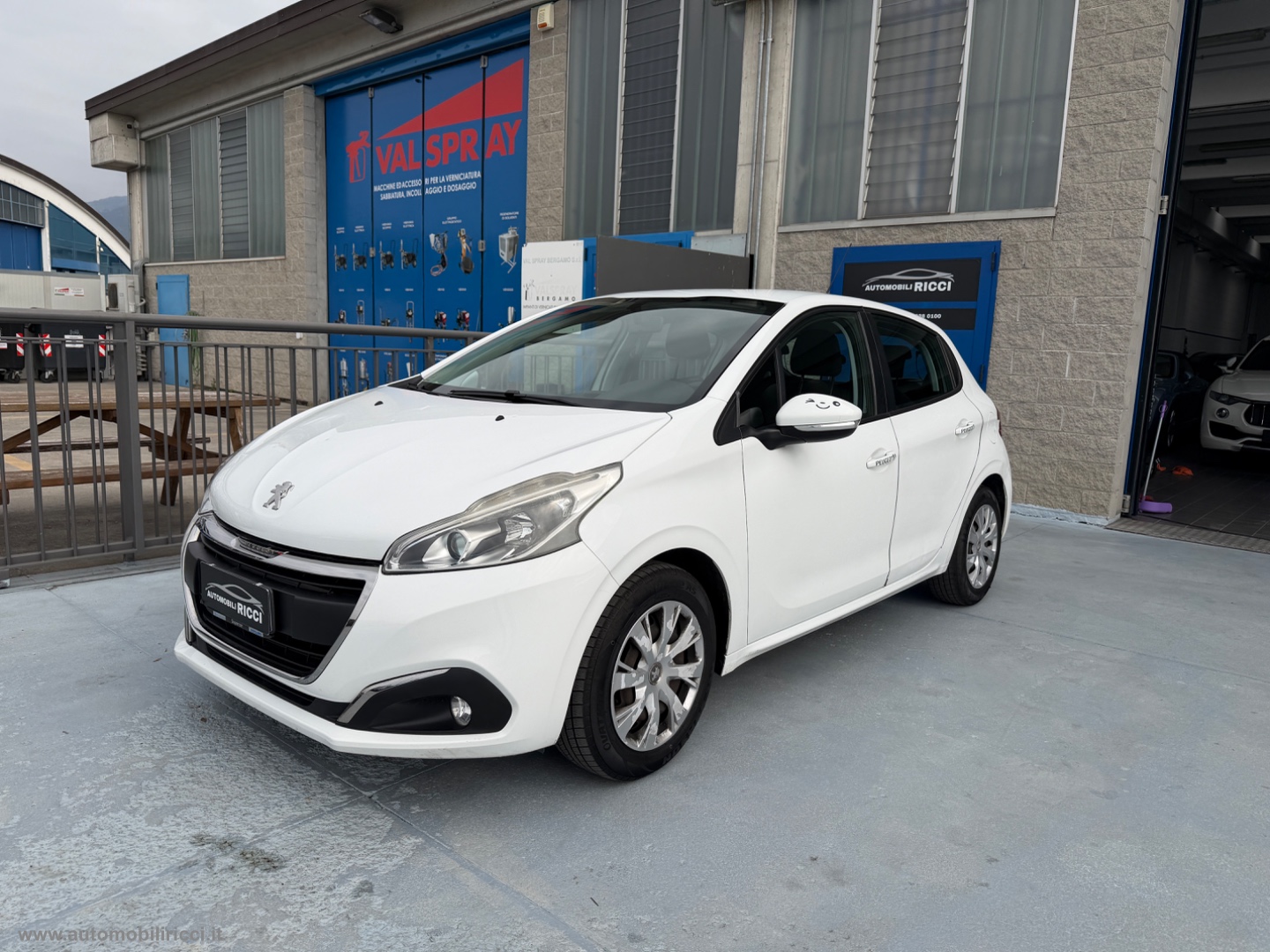 PEUGEOT 208
