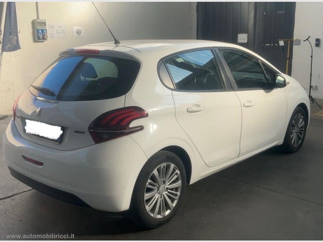 PEUGEOT 208