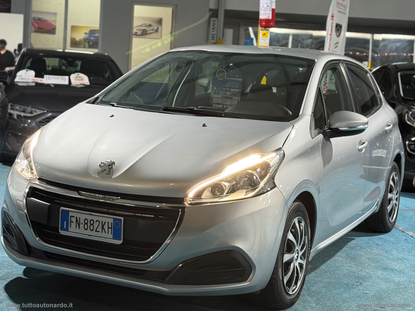 PEUGEOT 208