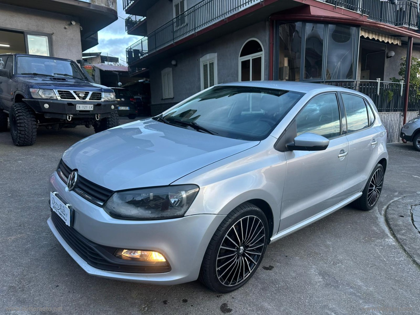 VOLKSWAGEN Polo